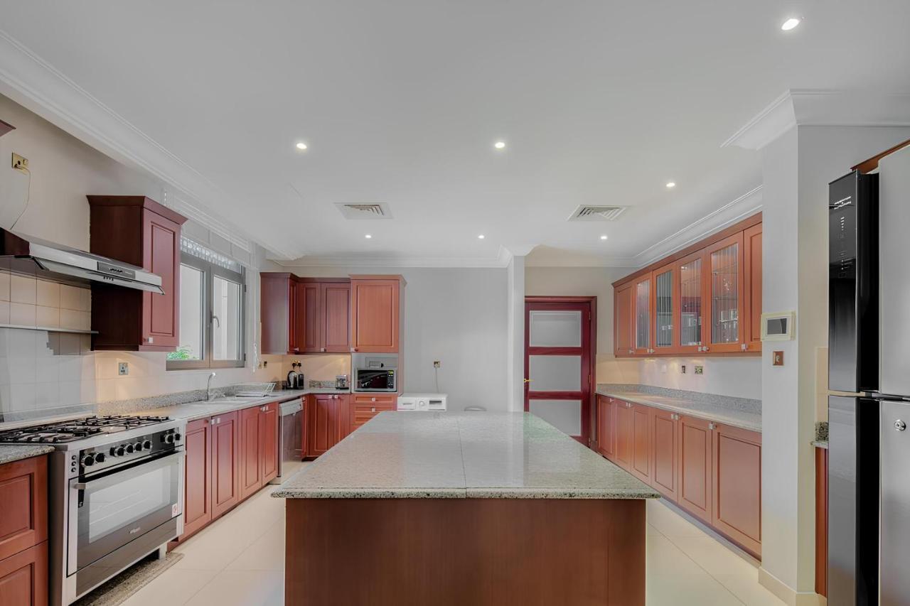 Frond F, Beachfront Villa, Palm Jumeirah - Mint Вілла